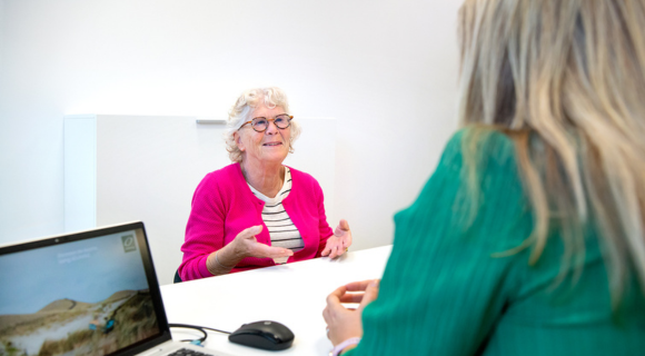 Mevrouw op bezoek bij de casemanager dementie