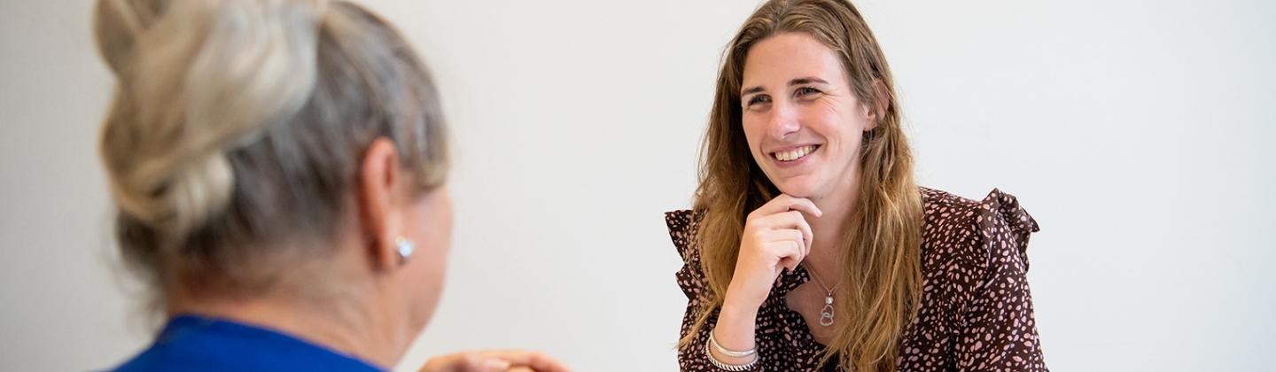 De zorgconsulent is er voor allerlei vragen die u kunt hebben in het zorglandschap. Ze is in gesprek met een naaste op het Gezondheidsplein in Hoorn.