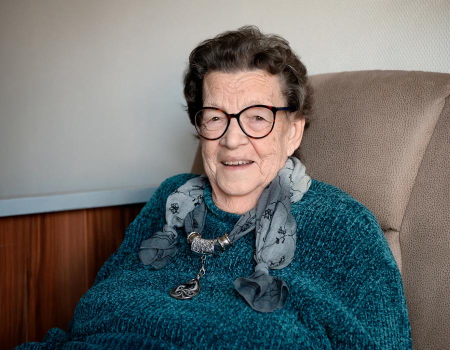 ''Mevrouw Huijbers-Kuiper glimlacht naar de camera vanuit haar stoel, thuis in Anna Paulowna.''